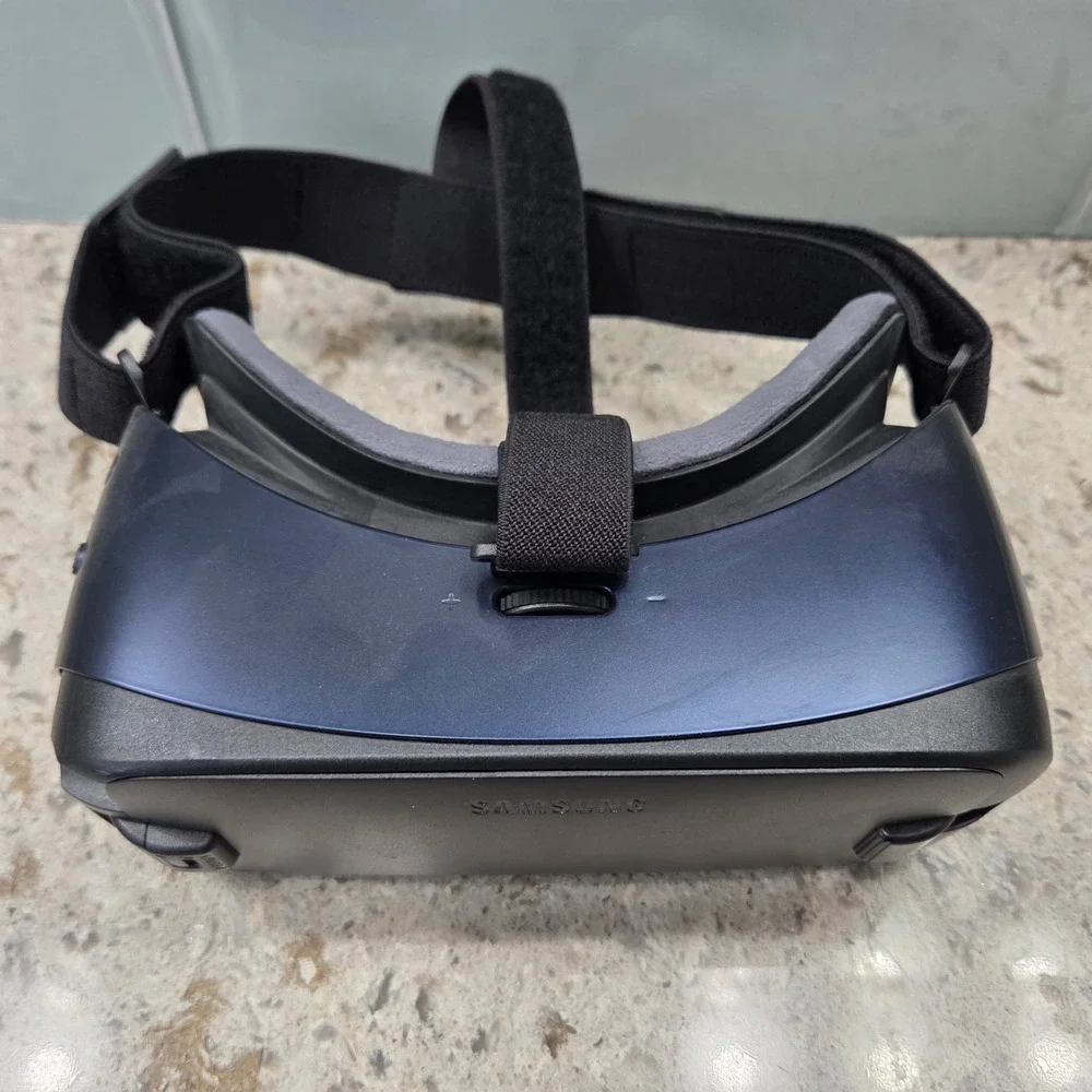 Samsung Gear VR Powered by Oculus‎ Virtual Reality Headset for Smartphones